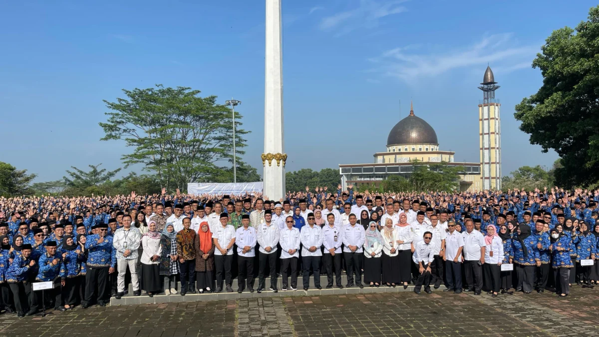 Bupati Bandung Barat Jeje Ritchie Ismail saat berfoto bersama dengan ribuan ASN. Rabu (16/4). Dok Prokompim KBB