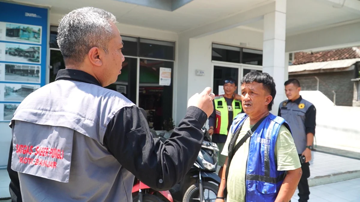 Anggota Saber Pungli Kota Banjar saat menemukan juri parkir liar di halaman salah satu Bank di Langensari Kota Banjar, Rabu (16/4/2025). (Cecep Herdi/Jabar Ekspres)