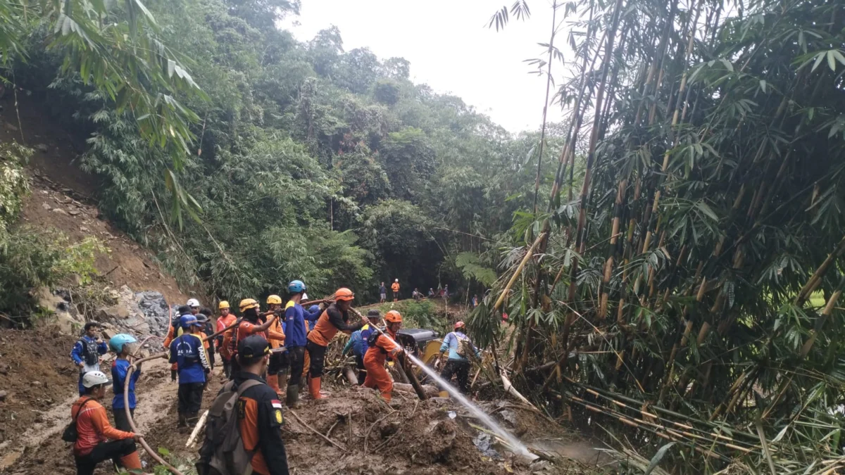 Tim SAR Gabungan saat melaksanakan operasi pencarian korban yang tertimbun material tanah saat longsor di wilayah Kampung Babakan Randu, Desa Dayeuhluhur, Kecamatan Sagalaherang, Kabupaten Subang. (Kantor SAR Bandung for Jabar Ekspres)