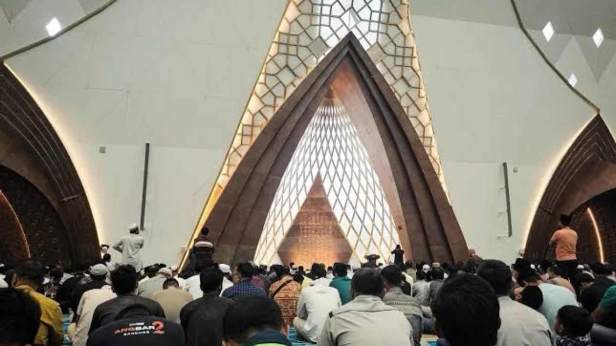 Foto ilustrasi Masjid Raya Al Jabbar sebagai salah satu ikon rumah peribadahan di Kota Bandung (Sadam Husen / JE)
