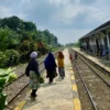 Seorang anak dan warga di sekitar Stasiun Tagog Apu Padalarang, Bandung Barat beraktivitas di jalur kereta api nonaktif. Rabu (16/4). Dok Jabar Ekspres/Suwitno