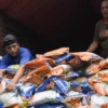 Ilustrasi: Pekerja menurunkan beras untuk kebutuhan pasar di Kota Bandung beberapa waktu lalu. Foto: Dimas Rachmatsyah / Jabar Ekspres