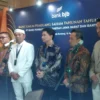 Gubernur Jabar Dedi Mulyadi saat mengenalkan Helmy Yahya dan Bossman Mardigu selepas RUPS Bank BJB.