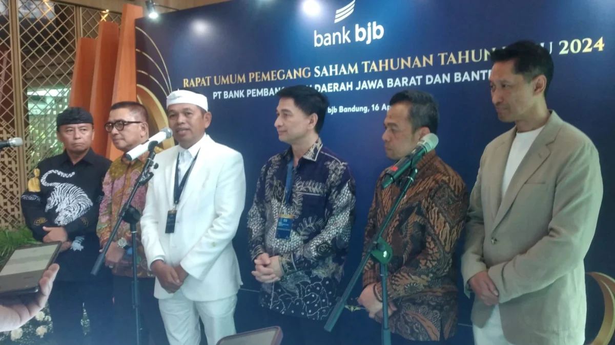 Gubernur Jabar Dedi Mulyadi saat mengenalkan Helmy Yahya dan Bossman Mardigu selepas RUPS Bank BJB.