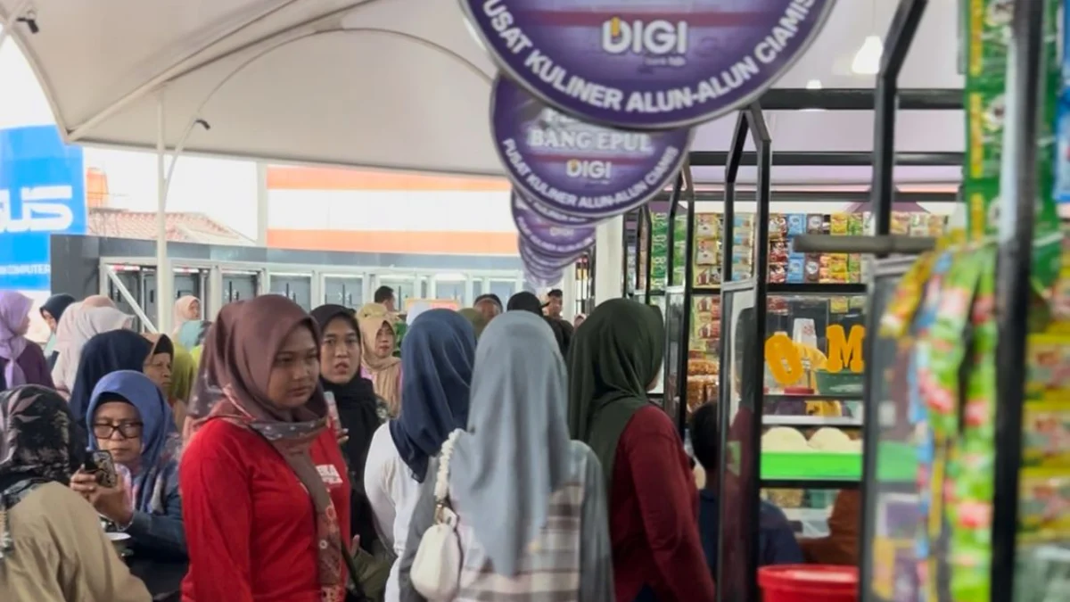 Pusat kuliner di Alun Alun Ciamis kini resmi dibuka, Rabu (16/4/2025). Bupati Ciamis Herdiat Sunarya berhasil merelokasi Pedagang Kaki Lima (PKL) tanpa konflik dan air mata. (Cecep Herdi/Jabar Ekspres)
