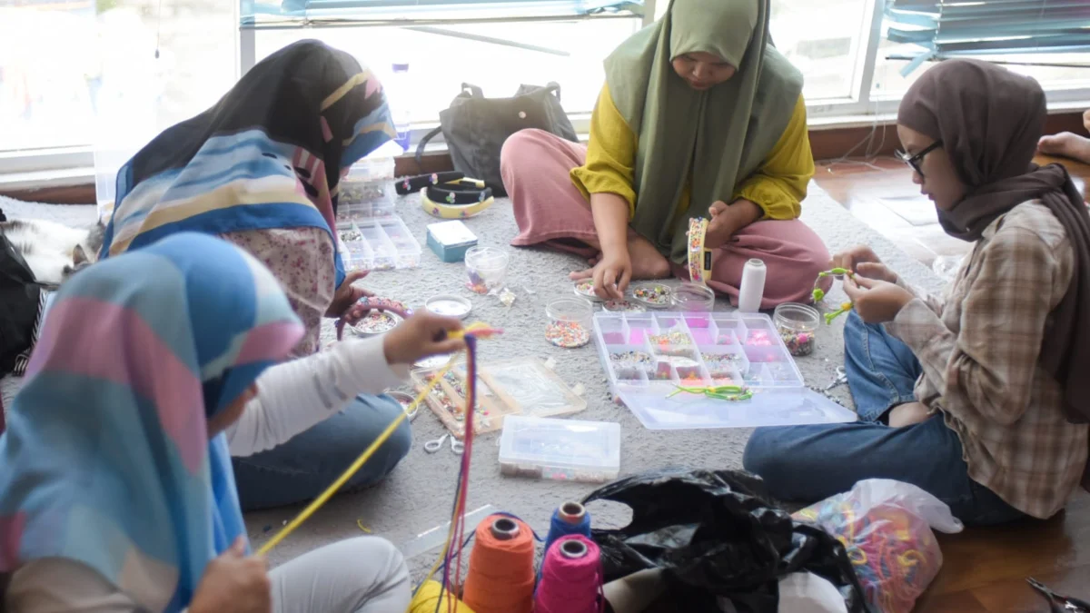 Perajin disabilitas menyelesaikan produksi kerajinan aksesoris di Yayasan Kreasi Pulas Katumbiri, Kota Bandung, Rabu (16/4). Foto: Dimas Rachmatsyah / Jabar Ekspres