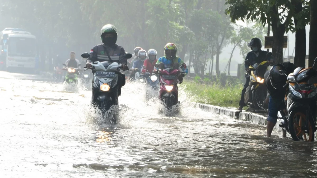 Ilustrasi: Genangan banjir akibat buruknya drainase di Kota Bandung. Foto: Dimas Rachmatsyah / Jabar Ekspres