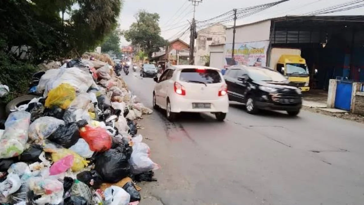 Ils. Penumpukan Sampah di Bahu Jalan Kota Cimahi. (Dok. Jabar Ekspres)