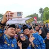 Sejumlah ASN Kabupaten Bogor melakukan swafoto usai pelantikan. (Foto : Sandika / Jabar Ekspres)
