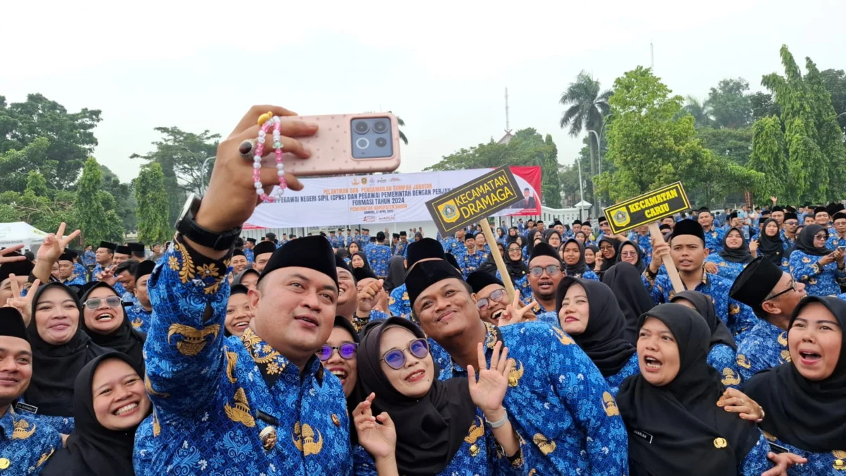 Sejumlah ASN Kabupaten Bogor melakukan swafoto usai pelantikan. (Foto : Sandika / Jabar Ekspres)