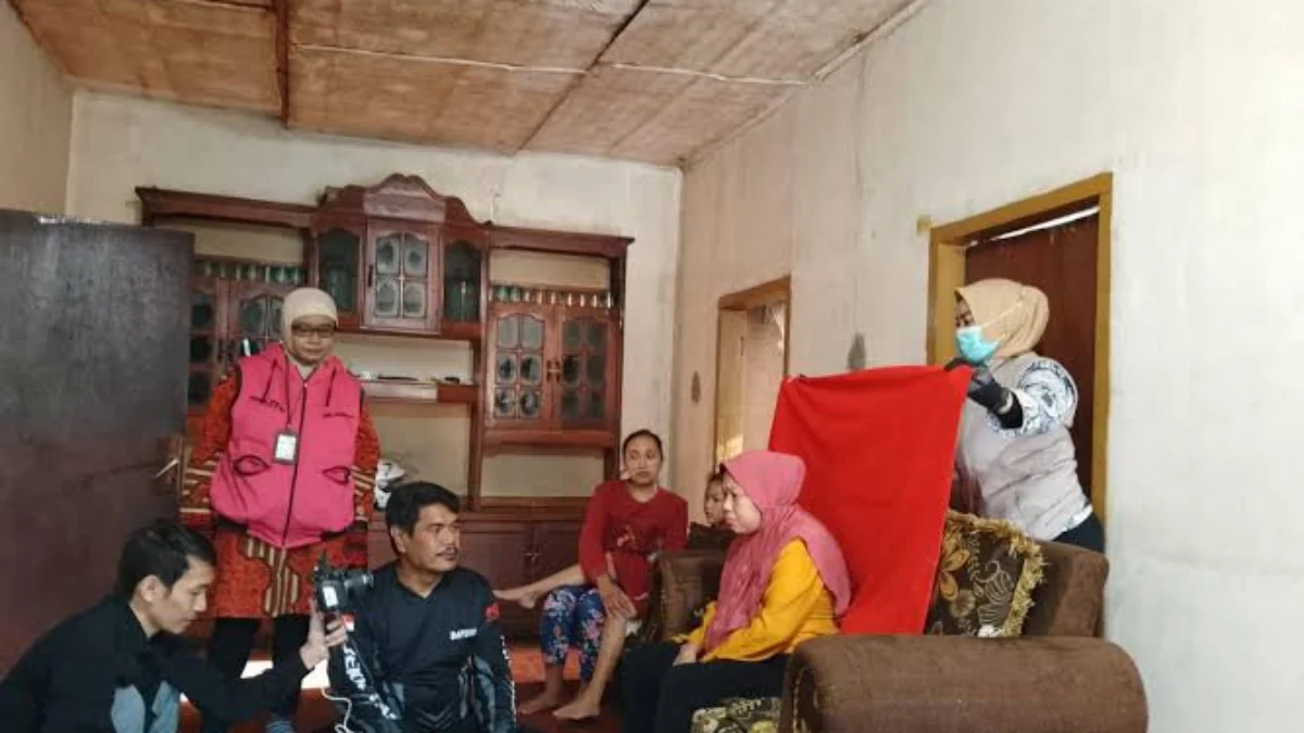 Pelayanan Jemput Bola Disdukcapil Kota Cimahi pada Warga Lansia dan Disabilitas. (Dok. Jabar Ekspres)