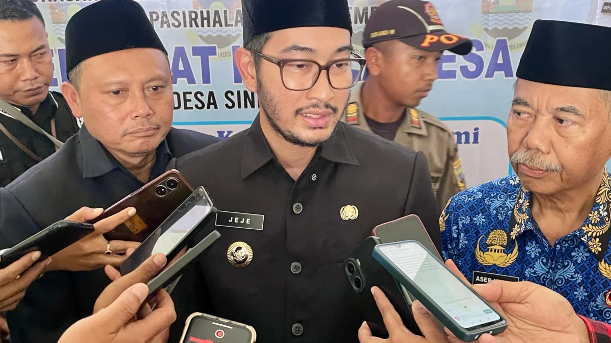 Bupati Bandung Barat Jeje Ritchie Ismail didampingi Wakilnya Asep Ismail di Gedung B Kompleks Perkantoran Pemda KBB. Kamis (17/4). Dok Jabar Ekspres/Suwitno