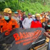 Tim SAR Gabungan saat evakuasi korban yang tertimbun material tanah saat peristiwa longsor, Rafik (43) di Kampung Babakan Randu, Desa, Dayeuhkolot, Kecamatan Sagalaherang, Kabupaten Subang. (Kantor SAR Bandung for Jabar Ekspres)