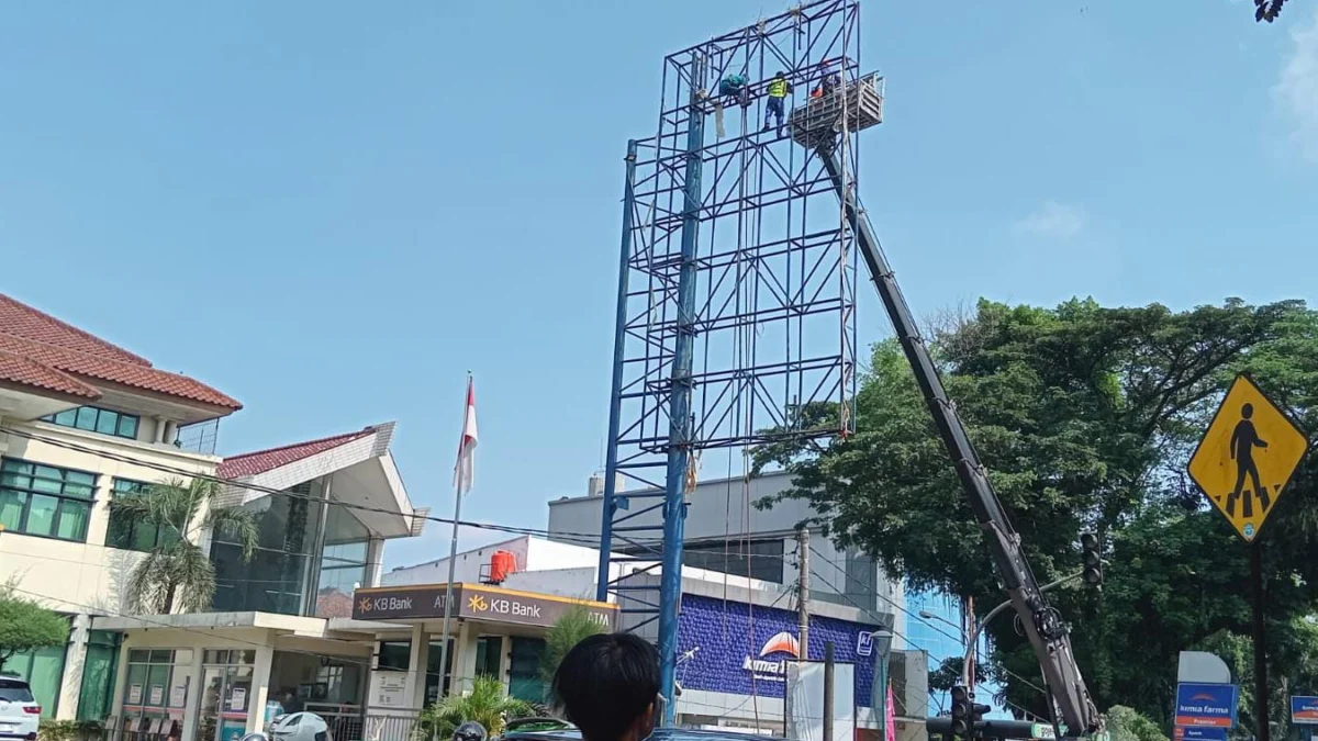Ilustrasi: Penertiban reklame di seputaran jalur SSA, Kota Bogor, tepatnya di Jalan Ir. H. Juanda. (Yudha Prananda / Jabar Ekspres)