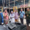 Lurah Melong dan Camat Cimahi Selatan saat Meninjau Mesin Teknologi Tepat Guna Pengolah Sampah Menjadi Bensin (Istimewa)