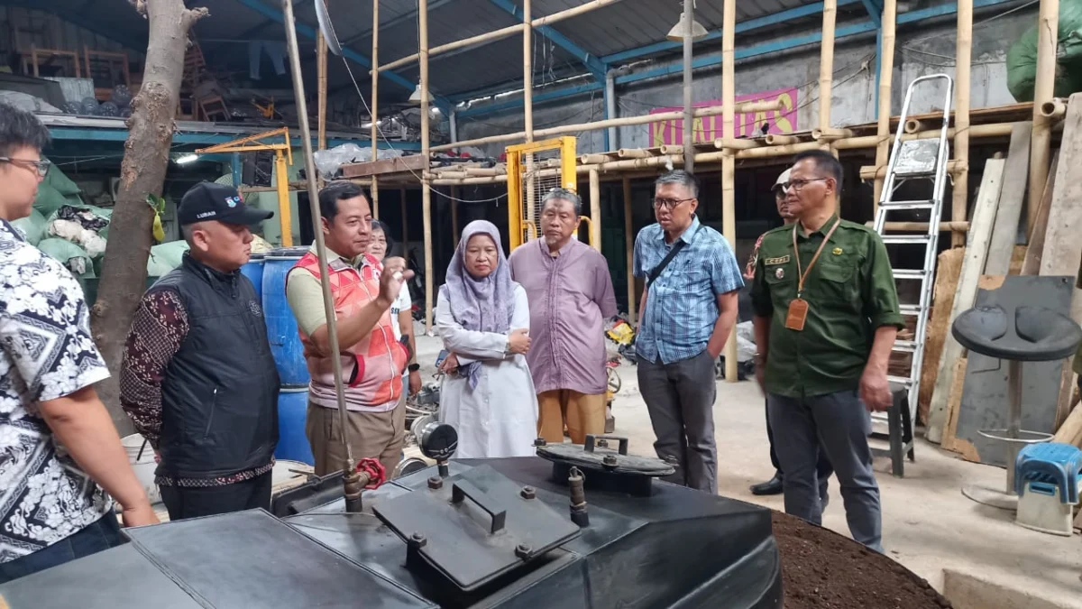 Lurah Melong dan Camat Cimahi Selatan saat Meninjau Mesin Teknologi Tepat Guna Pengolah Sampah Menjadi Bensin (Istimewa)