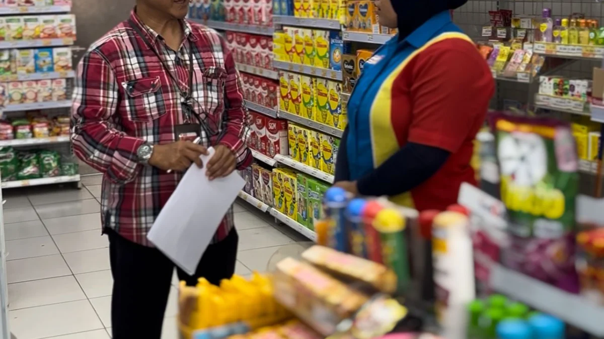 Pejabat Ahli Madya di DPMPTSP Kota Banjar Billy Bertha berdiskusi dengan salah satu pegawai toko modern belum lama ini. Sementara, 20 izin toko modern terhambat lantaran masa berlaku Perwalnya habis Juni 2024. (Cecep Herdi/Jabar Ekspres)