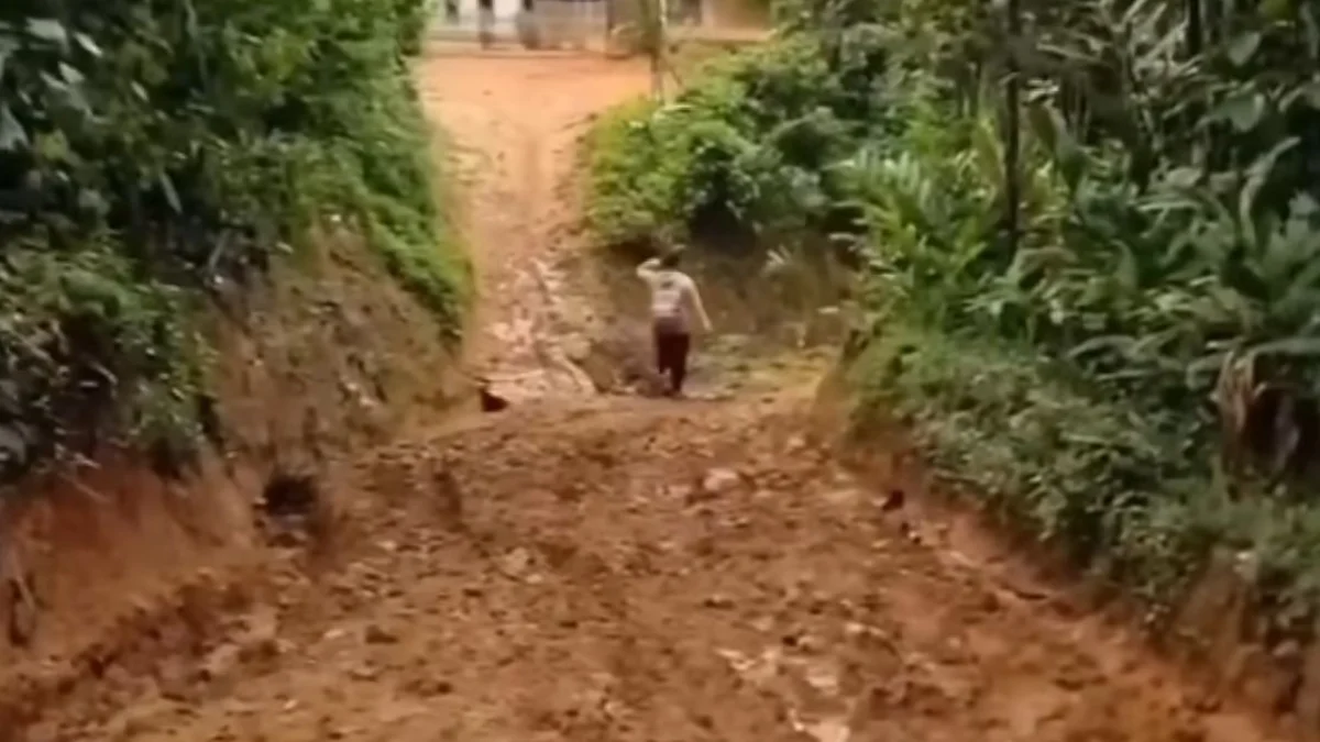 Kondisi jalan tanah merah di Kecamatan Rongga, Bandung Barat belum tersentuh bantuan. Dok istimewa