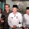 Direktur Kelembagaan Dirjen Dikti Prof. Mukhamad Najib (dua dari kiri) saat ditemui usai Silaturahmi dengan APTISI Jabar di Bandung, Kamis (17/4).