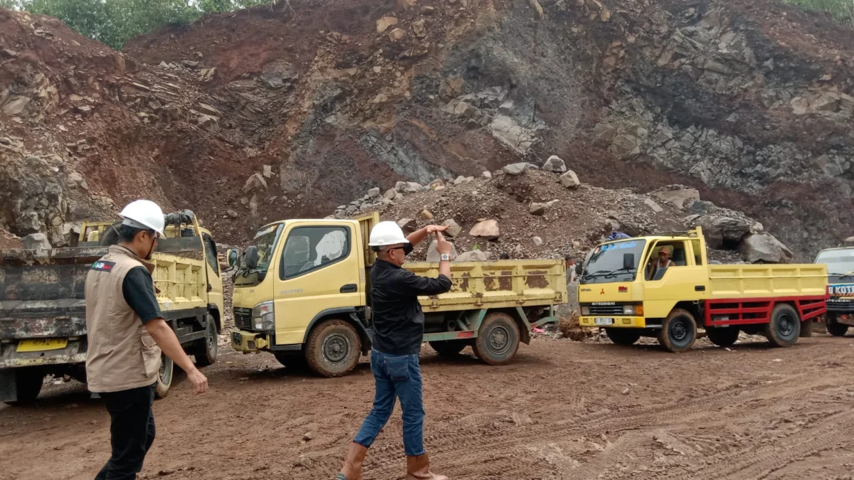 Pemprov Tutup Tambang Ilegal di Desa Jati Cianjur Kadis ESDM Jabar Bambang Tirtoyuliono saat di lokasi tambang.