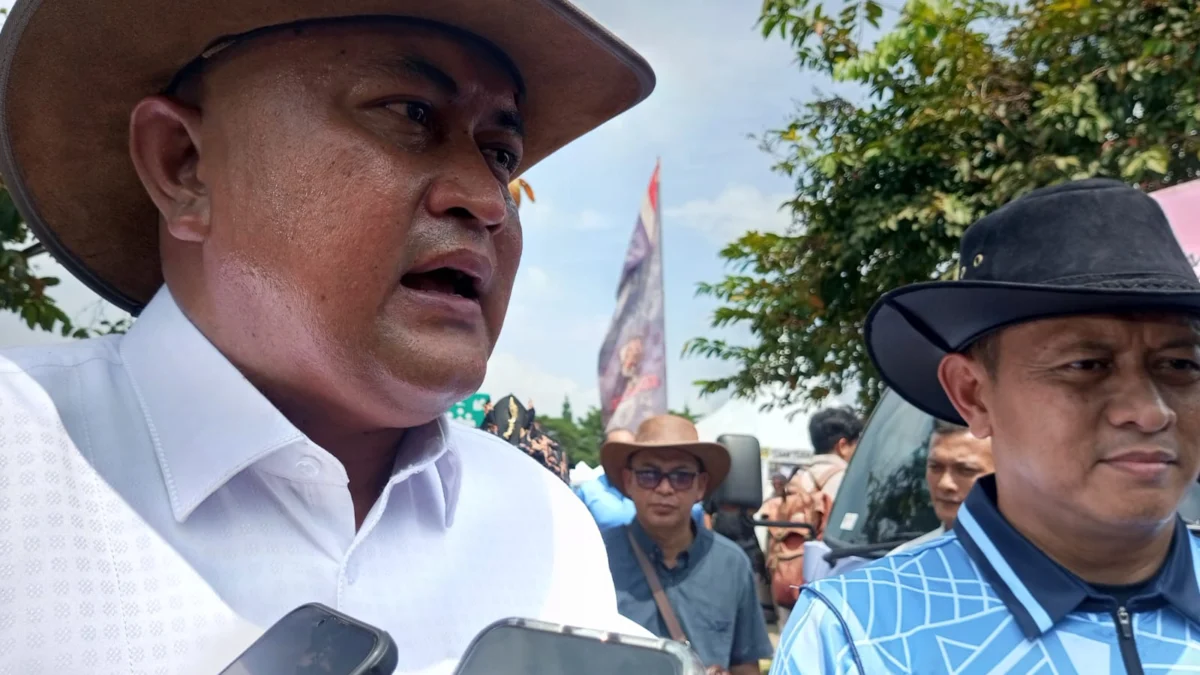 Bupati Bogor Rudy Susmanto dan Panglima Koops Udara I Marsekal Muda TNI Mohammad Nurdin saat memberikan keterangan kepada wartawan di Area Stadion Pakansari, pada Minggu (20/4/2025). Foto: Regi