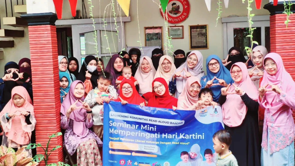 Komunitas Read Aloud Kota Banjar menggelar Seminar Mini bertajuk 'Menjadi Pahlawan Literasi Keluarga dengan Read Aloud' di Yayasan Ruang Baca Komunitas (YRBK), Parunglesang, Banjar dalam rangka memperingati hari Kartini, Senin (21/4/2025). (Cecep Herdi/Jabar Ekspres)