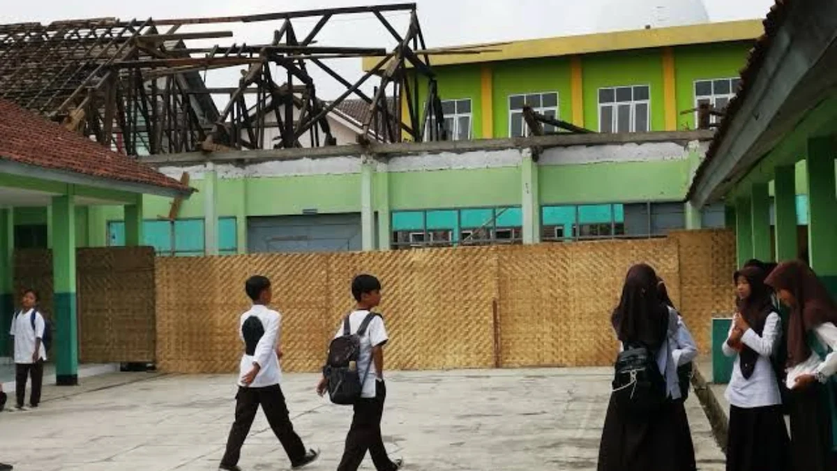 Nampak atap bangunan di salah satu SMP Negeri di Kota Banjar sudah dibongkar beberapa waktu lalu. Padahal, anggaran perbaikan belum jelas sumbernya. Pihak SMPN 5 mengklaim pembongkaran sudah diperbaiki namun belum difungsikan. (Cecep Herdi/Jabar Ekspres)