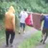Warga tandu orang sakit gegara jalan rusak. Dok Tangkapan layar video warga Desa Wangunsari, Kecamatan Sindangkerta, KBB.