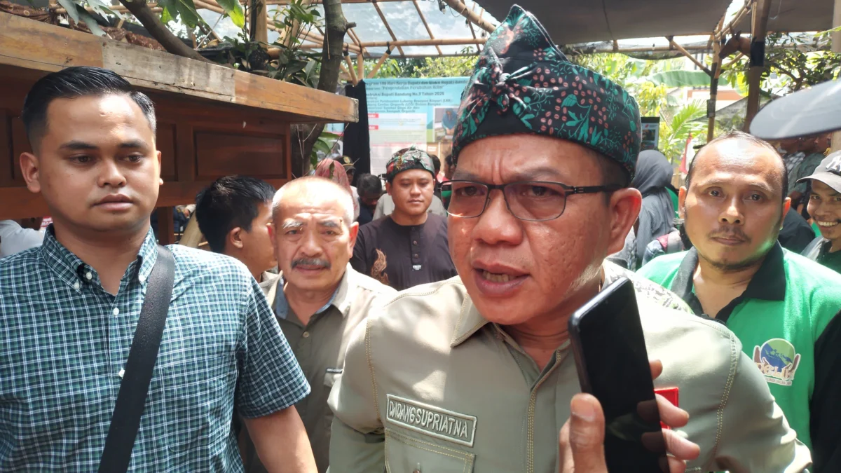 Bupati Bandung, Dadang Supriatna saat ditemui di Desa Cibiruwetan, Kecamatan Cileunyi, Kabupaten Bandung. (Yanuar Baswata/Jabar Ekspres)