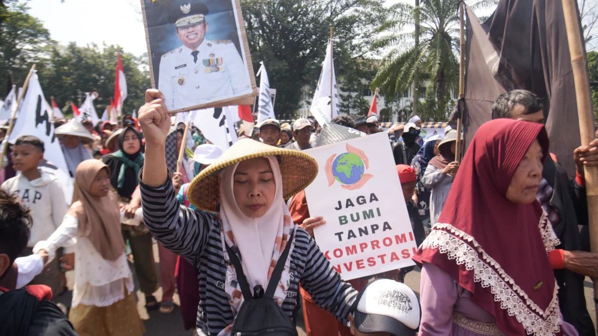 Warga yang tergabung dari Koalisi Gerakan Rakyat Selamatkan Bumi (Gerak Sa Bumi) melakukan aksi memperingati Hari Bumi di depan Gedung Sate, Kota Bandung, Selasa (22/4). Foto: Dimas Rachmatsyah / Jabar Ekspres