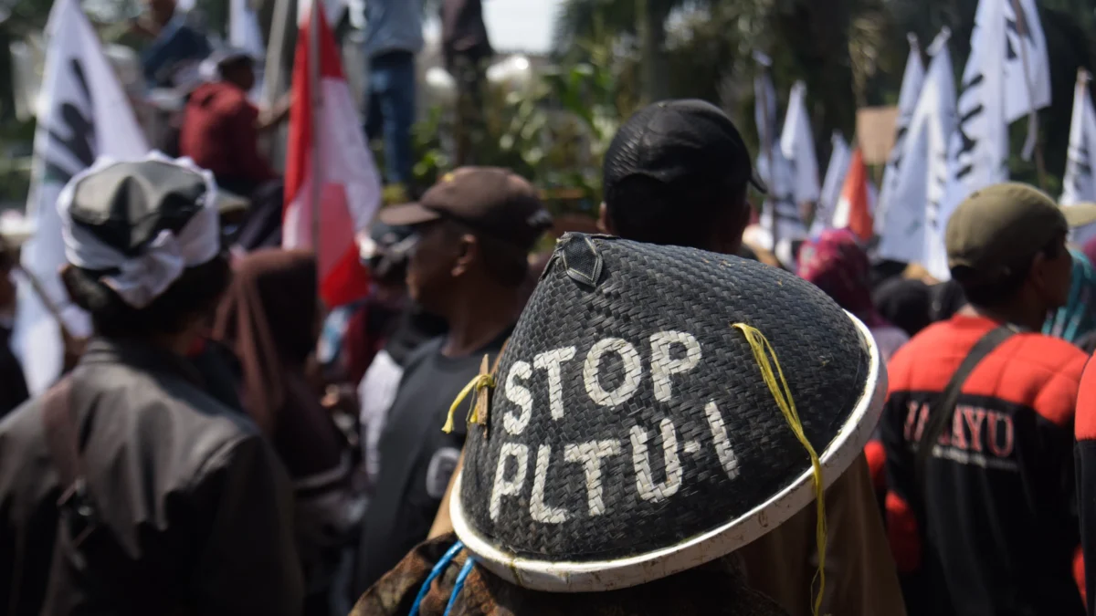 Warga yang tergabung dari Koalisi Gerakan Rakyat Selamatkan Bumi (Gerak Sa Bumi) melakukan aksi memperingati Hari Bumi di depan Gedung Sate, Kota Bandung, Selasa (22/4). Foto: Dimas Rachmatsyah / Jabar Ekspres