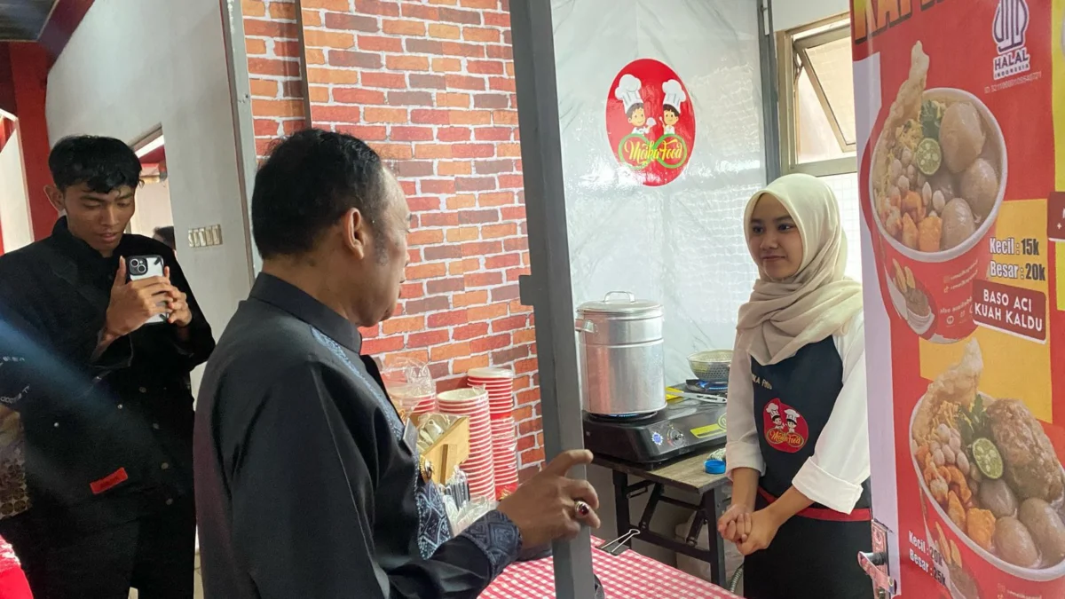 Wali Kota Cimahi, Ngatiyana saat Meninjau Spot IKM Pasar Atas Cimahi (Mong)
