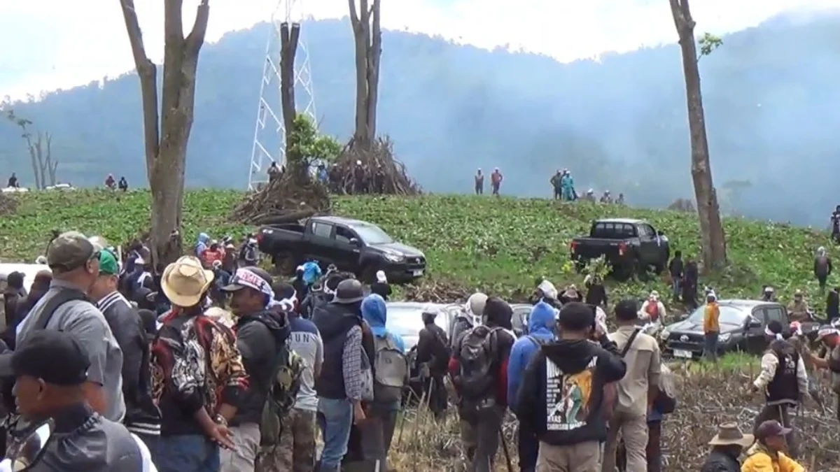 Para petani teh yang datang menggeruduk lahan perkebunan teh yang berubah alih fungsi menjadi perkebunan sayuran di Pangalengan, Kabupaten Bandung, Senin (21/4). Foto Istimewa