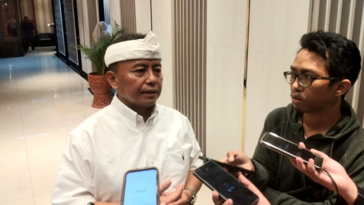 Sekda Jabar Herman Suryatman saat menyampaikan alasan pergeseran hibah