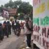 Sejumlah spanduk dan kain panjang dipasang warga sebagai bentuk petisi menolak eksekusi lahan di Desa Tenjolaya, Kecamatan Cicalengka, Kabupaten Bandung. (Yanuar Baswata/Jabar Ekspres)