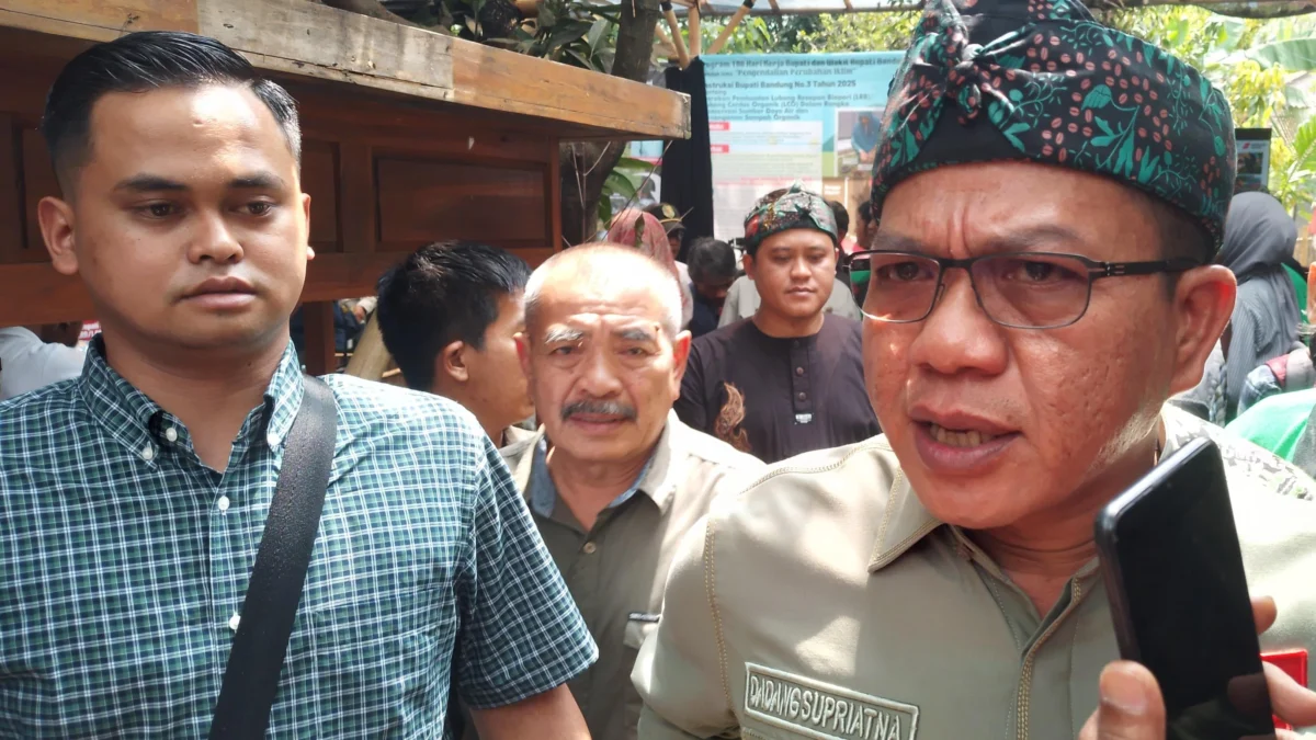Bupati Bandung, Dadang Supriatna saat ditemui di Desa Cibiruwetan, Kecamatan Cileunyi, Kabupaten Bandung. (Yanuar Baswata/Jabar Ekspres)
