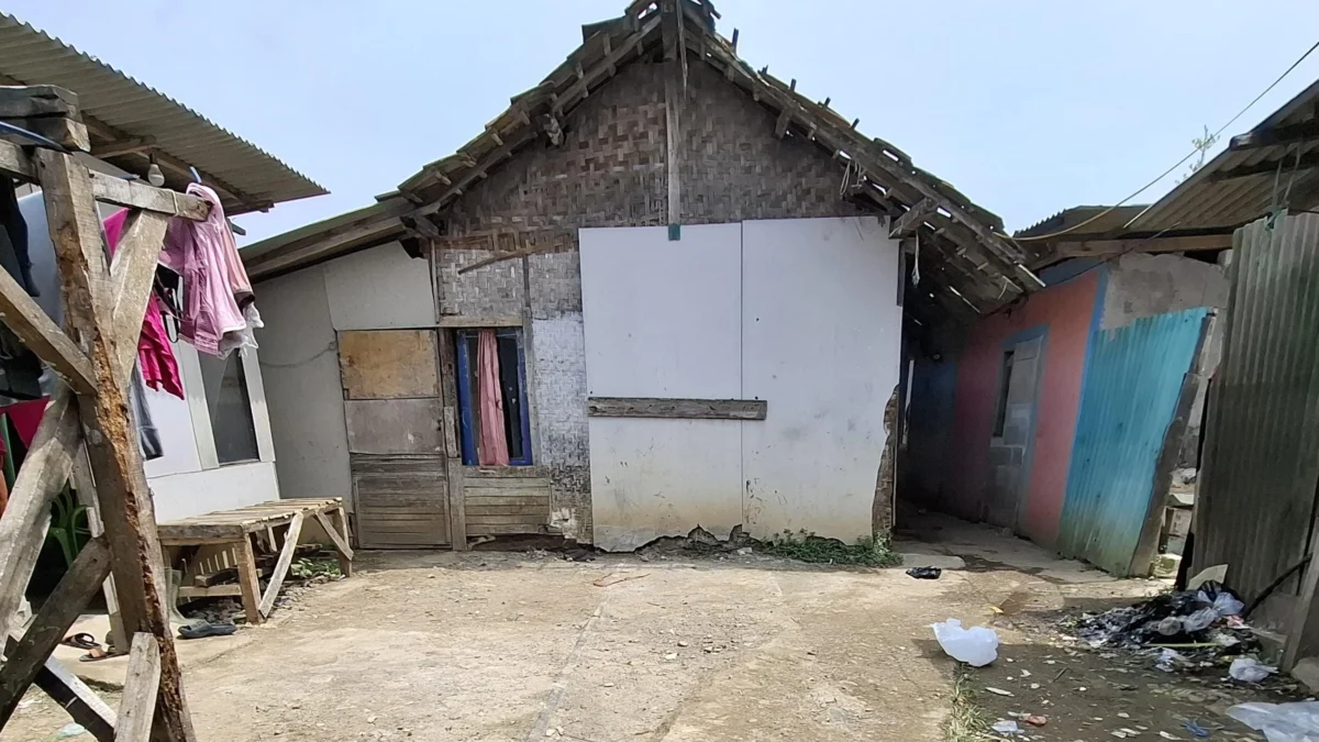 Rumah warga yang berada di Jalur KA Bandung- Ciwidey di Kampung Ciluncat, Desa Ciluncat, Kecamatan Cangkuang, Kabupaten Bandung. Foto Agi / Jabar Ekspres