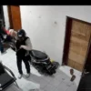Ist. Tangkap layar rekaman cctv aksi pencurian sepeda motor dengan cara bobol rumah di wilayah Lengkong, Kota Bandung.