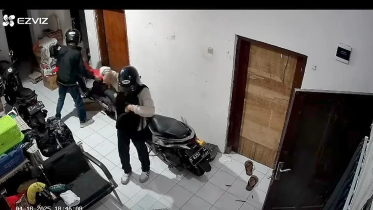 Pencuri Bobol Rumah dan Gasak Sepeda Motor di Lengkong Bandung, Polisi Buru Pelaku! Ist. Tangkap layar rekaman cctv aksi pencurian sepeda motor dengan cara bobol rumah di wilayah Lengkong, Kota Bandung.