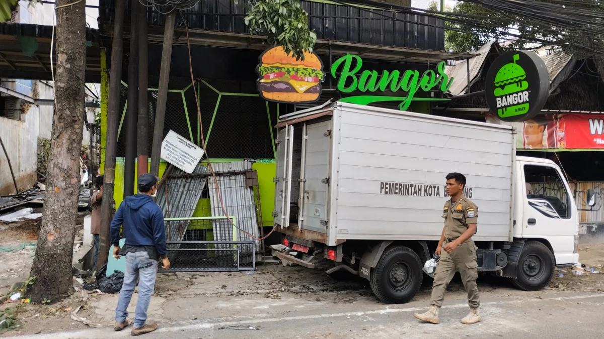 Petugas Satpol PP berjaga di gerai Burber Bangor yang di bongkar oleh Pemerintah Kota Bandung, Rabu (23/4). Foto: Dimas Rachmatsyah / Jabar Ekspres