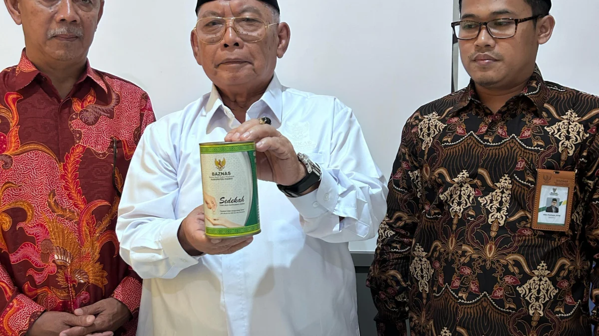 Inspiratif! Baznas Ciamis Kumpulkan Infak Uang Receh Jadi Miliaran Rupiah Ketua Baznas Ciamis, Drs H Lili Miftah (tengah) menunjukkan kencleng yang disebar ke masyarakat dalam program penghimpunan infak, Rabu (23/4/2025). (Cecep Herdi/Jabar Ekspres)