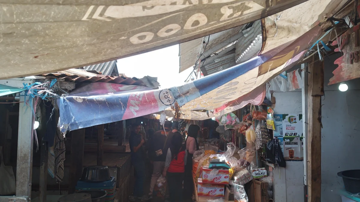 Kumuhnya Pasar Parakanmuncang di wilayah Desa Sindangpakuon, Kexamatan Cimanggung, Kabupaten Sumedang kian memprihatinkan dengan adanya dugaan jual-beli lapak pedagang. (Yanuar Baswata/Jabar Ekspres)