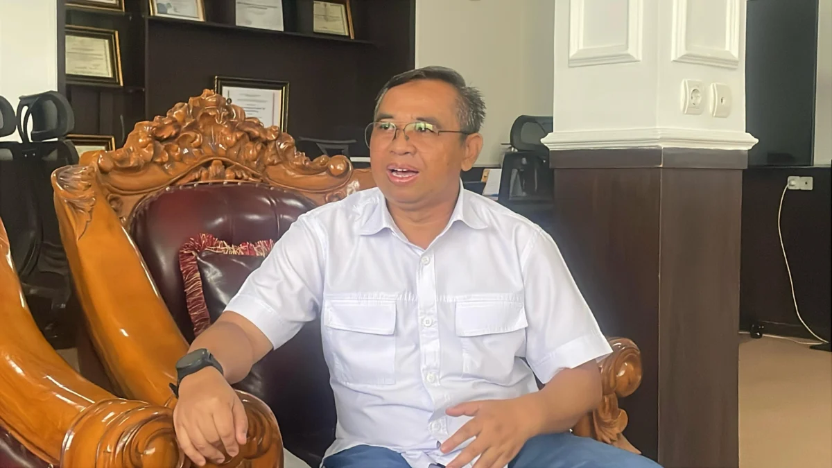 Kepala Dinas Kependudukan dan Catatan Sipil (Disdukcapil) Kabupaten Bandung, Yudi Abdurahman saat ditemui di ruang kerjanya, Rabu (23/4/2025). Foto Agi/Jabar Ekspres/