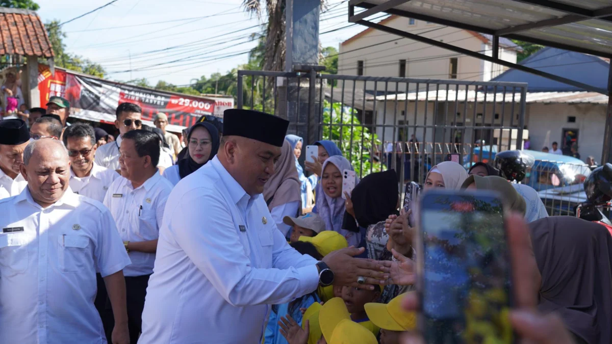 Bupati Bogor Rudy Susmanto saat bersalaman dengan warga