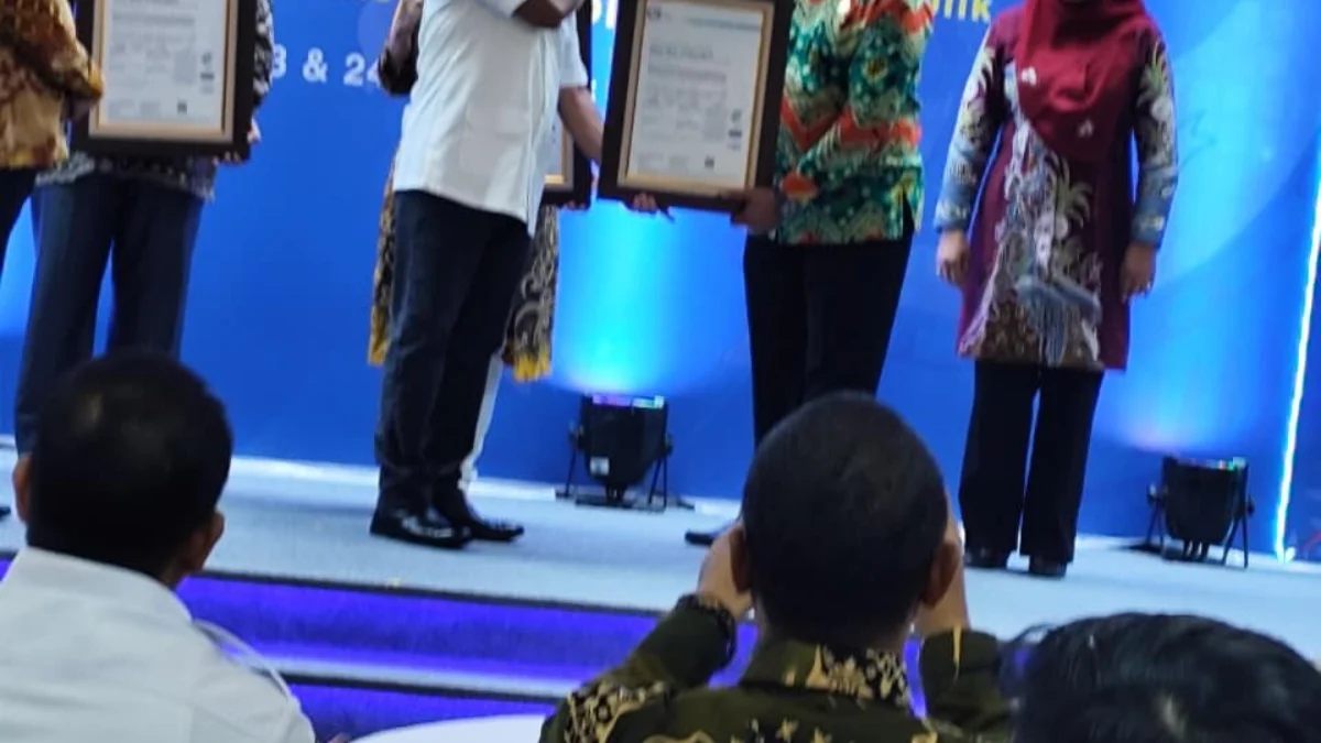 Mendagri Tito Karnavian menyerahkan sertifikat ISO 27001:2013 kepada Kepala Disdukcapil Kota Banjar Heri Sapari di Jakarta, Rabu (23/4/2025). (Istimewa)