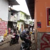 Warga melintas menggunakan motor di Gang Satata Sariksa, Sukahaji, Babakan Ciparay, Kota Bandung, Rabu (23/4). Foto: Dimas Rachmatsyah / Jabar Ekspres