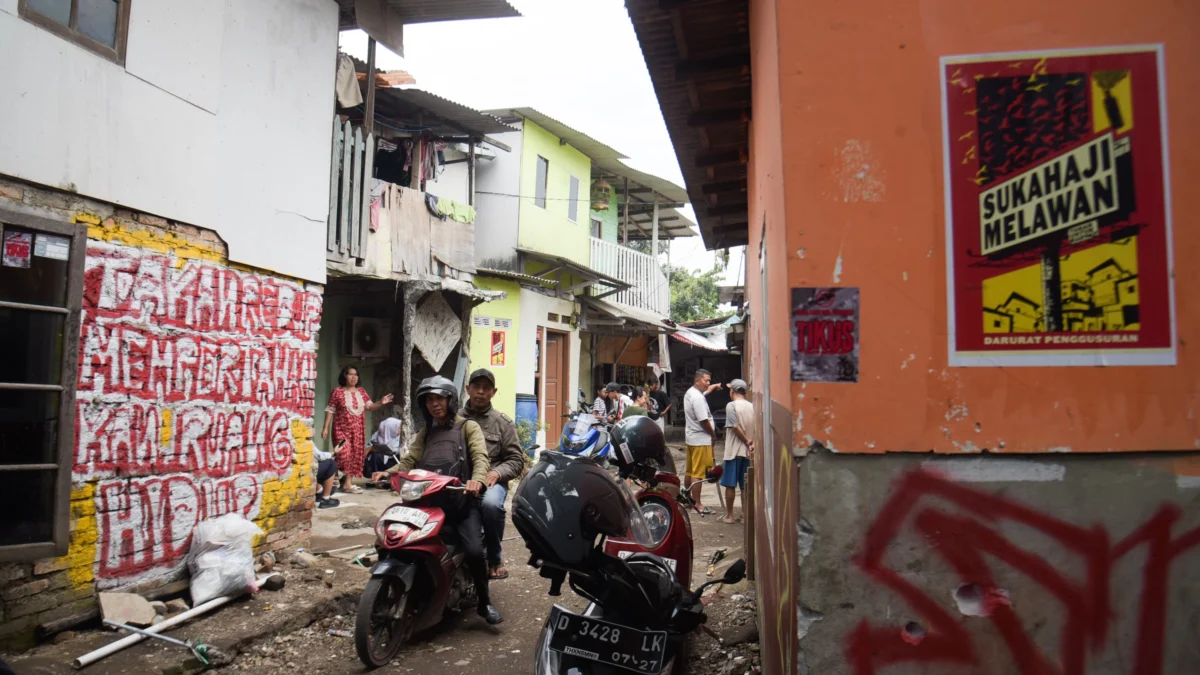 Warga melintas menggunakan motor di Gang Satata Sariksa, Sukahaji, Babakan Ciparay, Kota Bandung, Rabu (23/4). Foto: Dimas Rachmatsyah / Jabar Ekspres