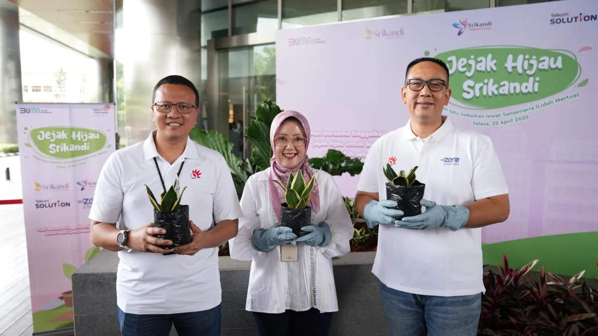 VP Sustainability Telkom Gunawan Wasisto Ciptaning Andri (kiri), Ketua Srikandi TelkomGroup Reni Yustiani (tengah), dan SVP Group Sustainability and Corporate Communication Telkom Ahmad Reza (kanan) saat peringatan Hari Bumi Sedunia yang dikemas dalam program “Jejak Hijau Srikandi” di Telkom Landmark Tower, Jakarta, pada Selasa (22/4).