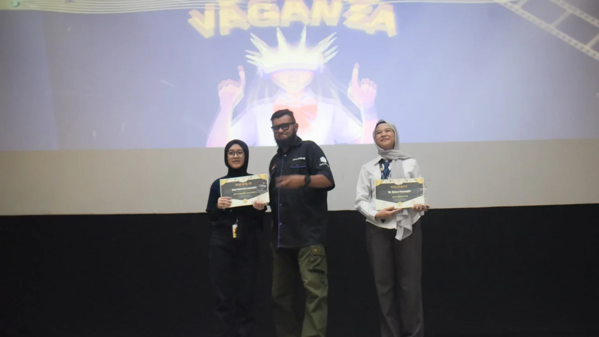 Siswa jurusan Desain Komunikasi Visual (DKV) SMKN 3 Bandung berfoto bersama perwakilan sekolah saat pemberian penghargaan dalam acara D3KAVAGANZA di Bandung Creative Hub, Kota Bandung, Kamis (24/4). Foto: Dimas Rachmatsyah / Jabar Ekspres
