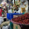 Foto ilustrasi : harga bapokmas terus alami penurunan di Pasar Kota Bandung. (Dimas / JE)